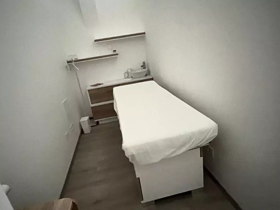 Immagine 9 di Locale commerciale in affitto  a Massa