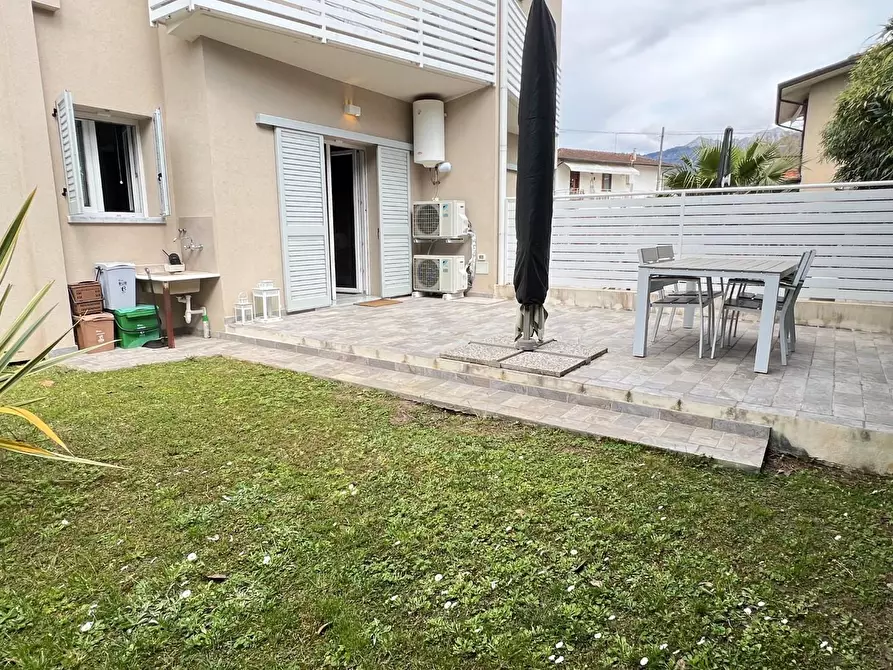 Immagine 9 di Appartamento in vendita  a Montignoso