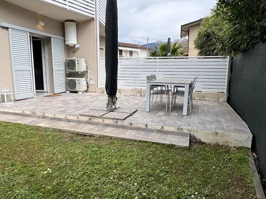 Immagine 10 di Appartamento in vendita  a Montignoso