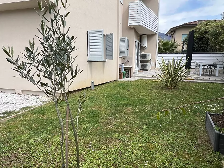 Immagine 8 di Appartamento in vendita  a Montignoso