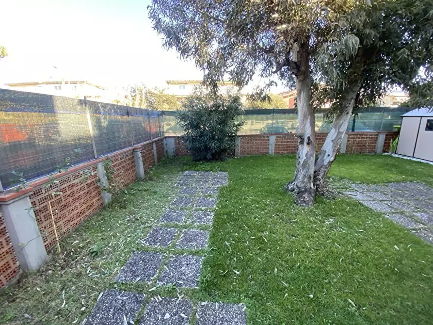 Immagine 2 di Appartamento in affitto  a Carrara