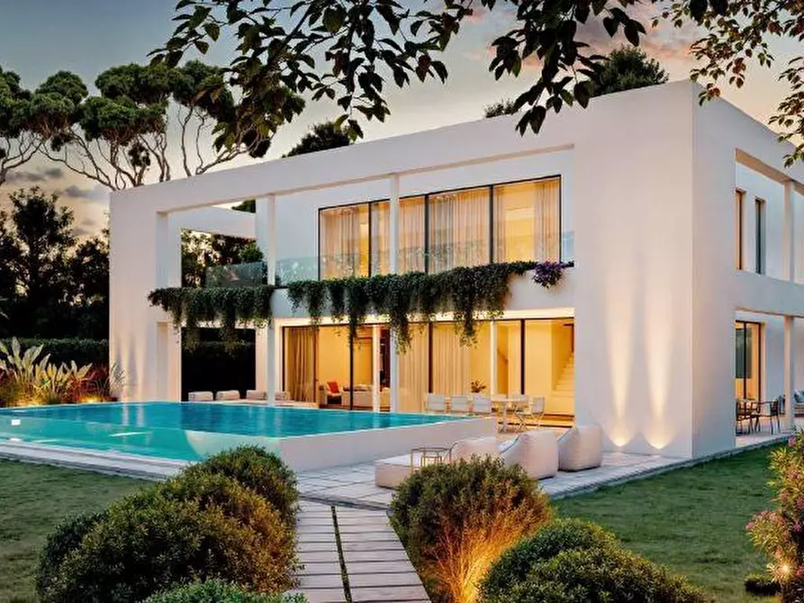 Immagine 3 di Villa in vendita  a Forte Dei Marmi