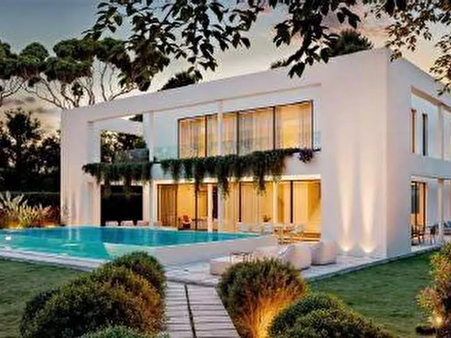 Immagine 1 di Villa in vendita  a Forte Dei Marmi