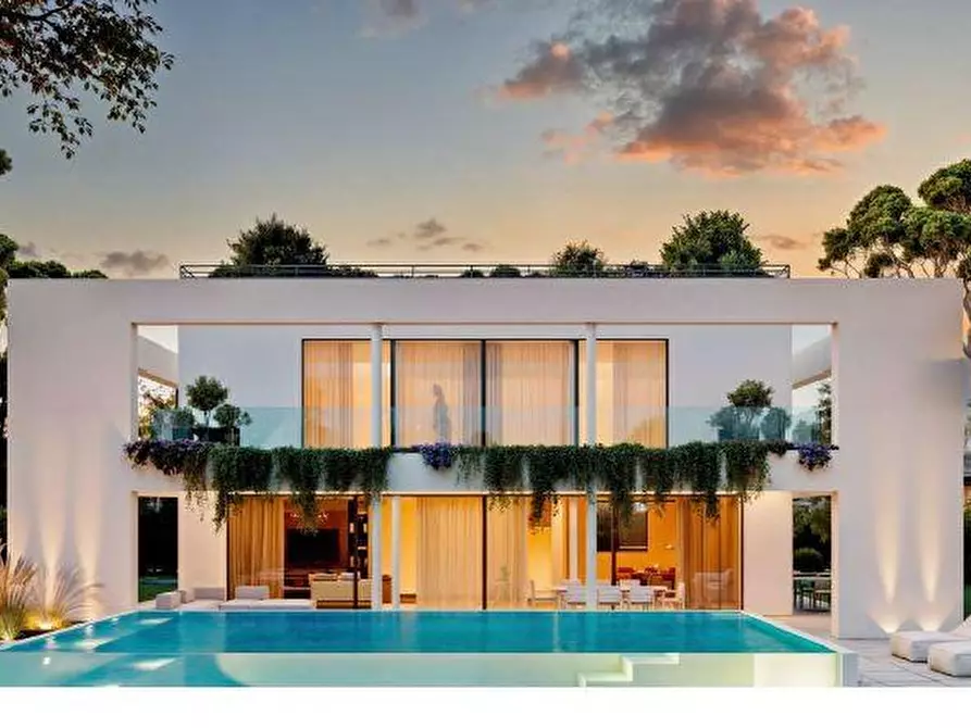 Immagine 2 di Villa in vendita  a Forte Dei Marmi