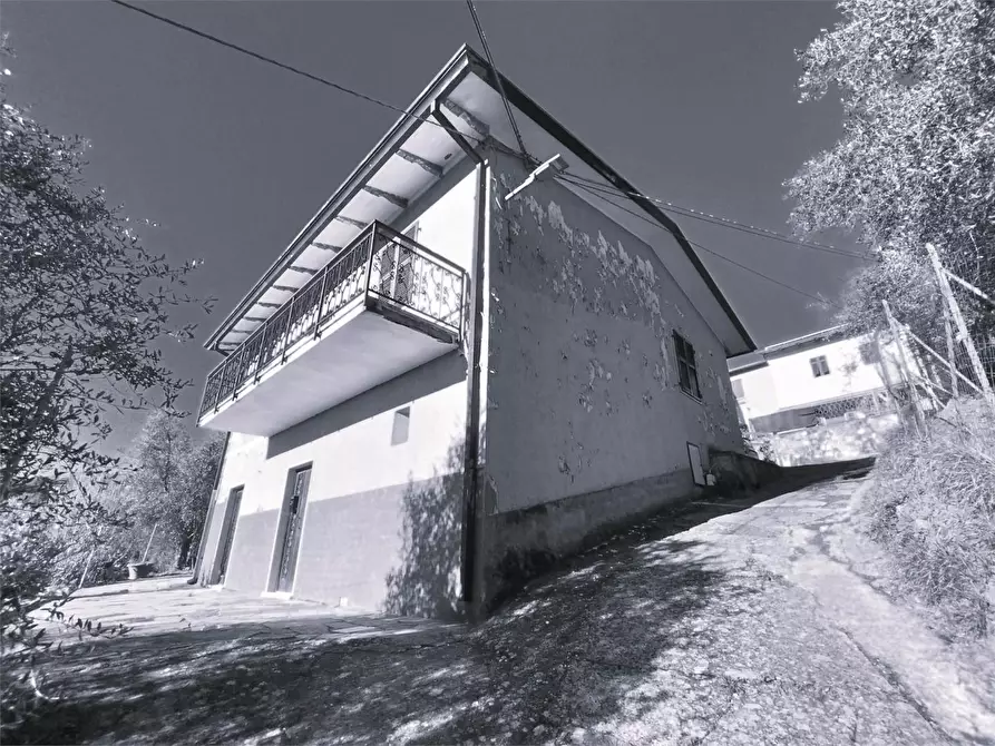 Immagine 3 di Casa indipendente in vendita  a Ortonovo