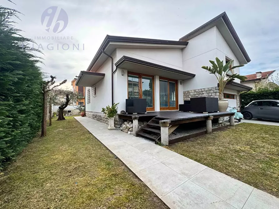 Immagine 7 di Villa in vendita  a Camaiore