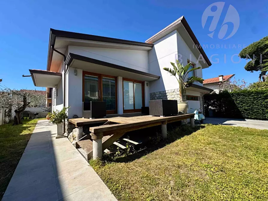 Immagine 1 di Villa in vendita  a Camaiore