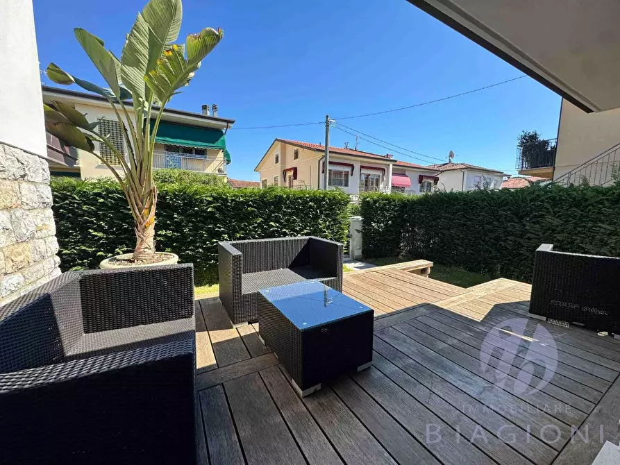 Immagine 8 di Villa in vendita  a Camaiore