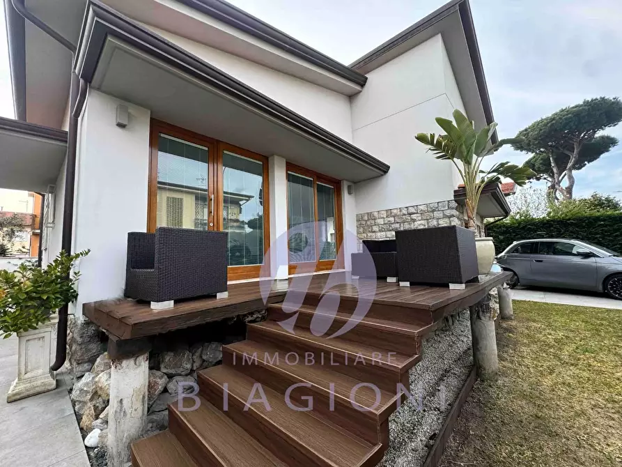 Immagine 6 di Villa in vendita  a Camaiore