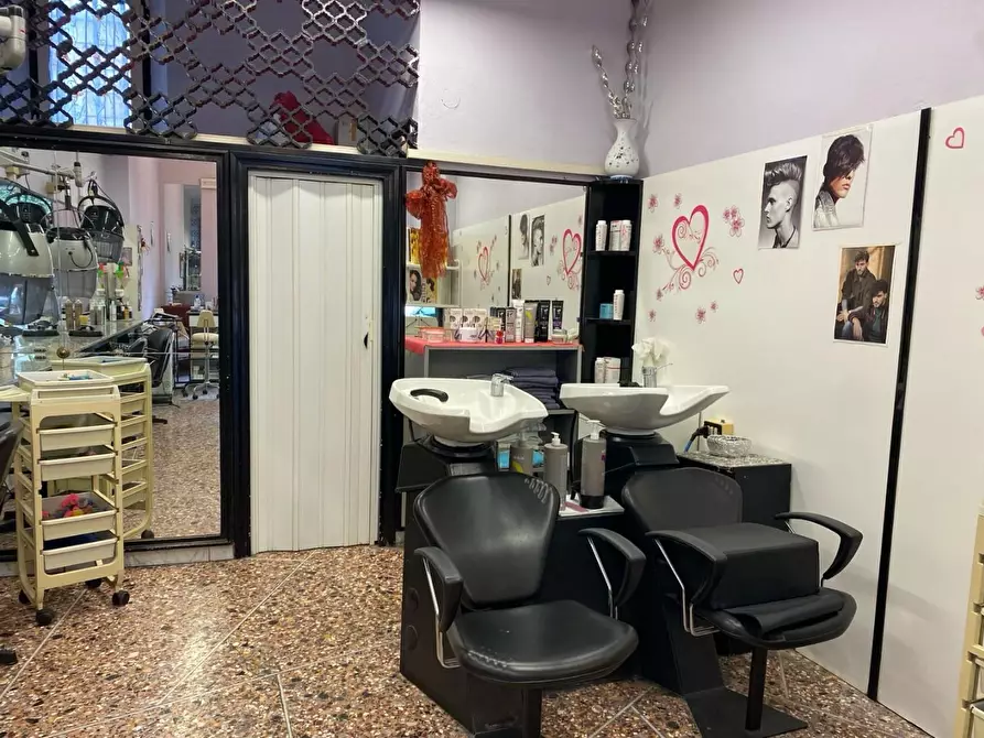 Immagine 7 di Locale commerciale in vendita  a Pisa