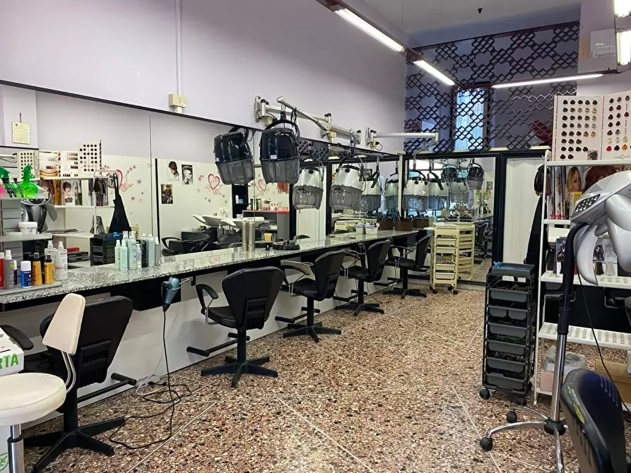 Immagine 9 di Locale commerciale in vendita  a Pisa