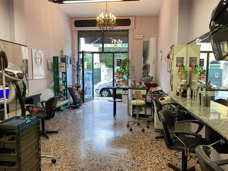 Immagine 5 di Locale commerciale in vendita  a Pisa