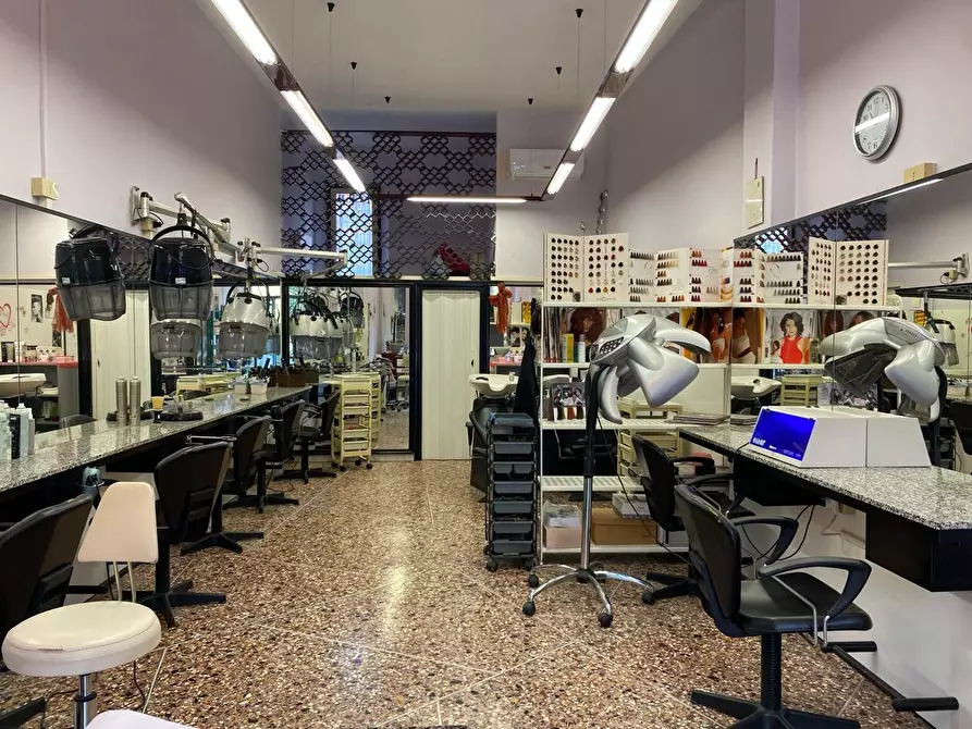 Immagine 4 di Locale commerciale in vendita  a Pisa