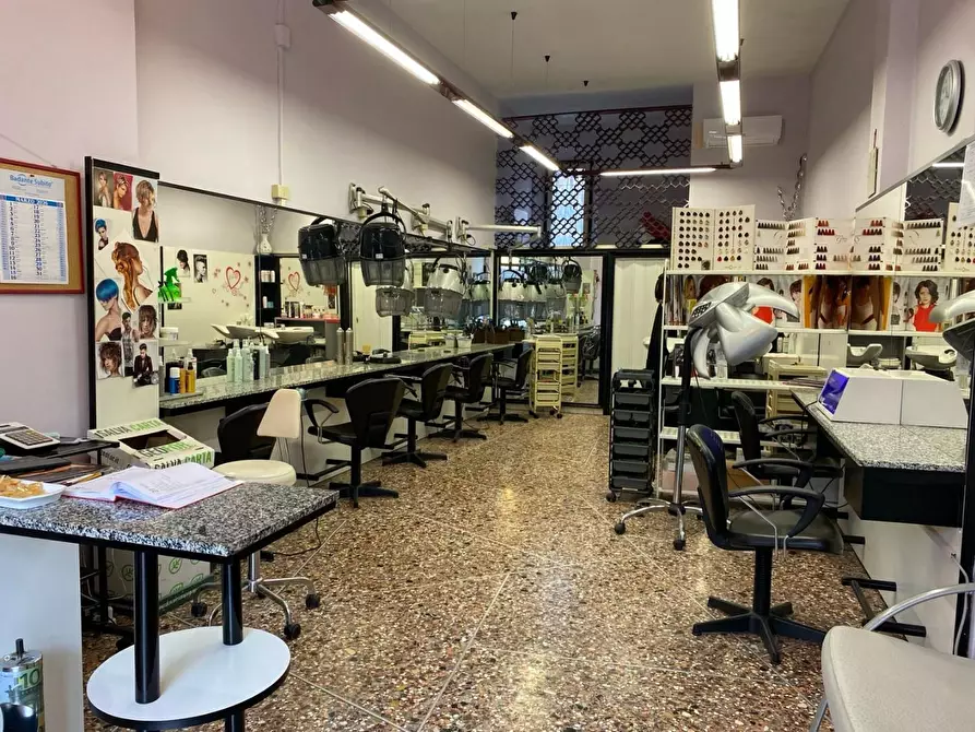 Immagine 10 di Locale commerciale in vendita  a Pisa