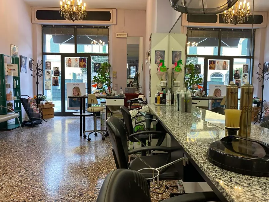 Immagine 1 di Locale commerciale in vendita  a Pisa