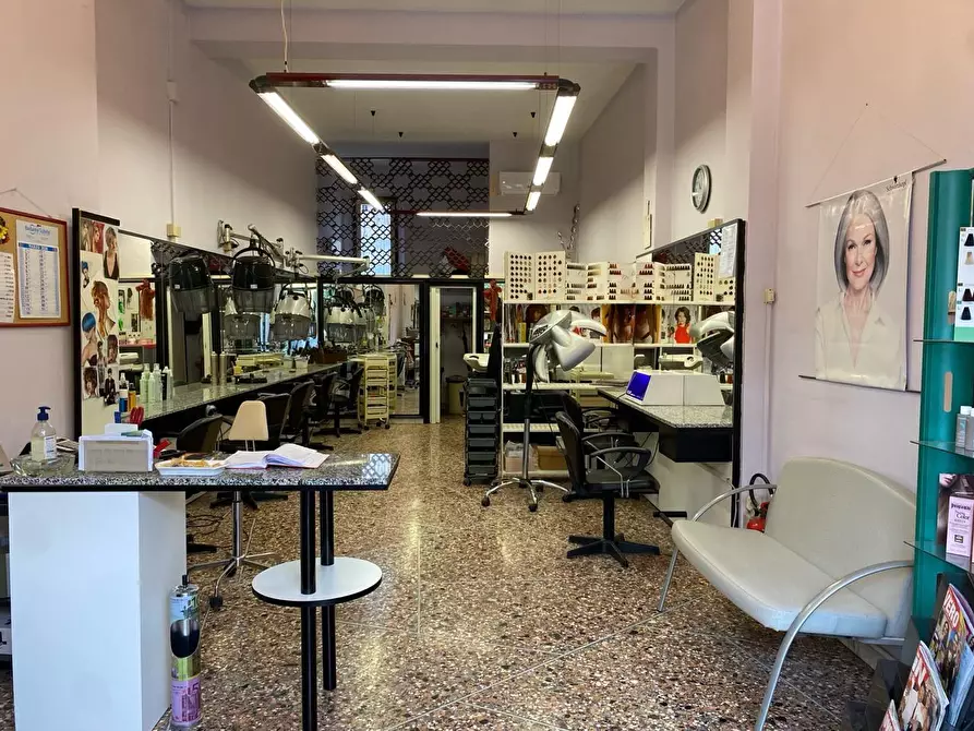 Immagine 3 di Locale commerciale in vendita  a Pisa