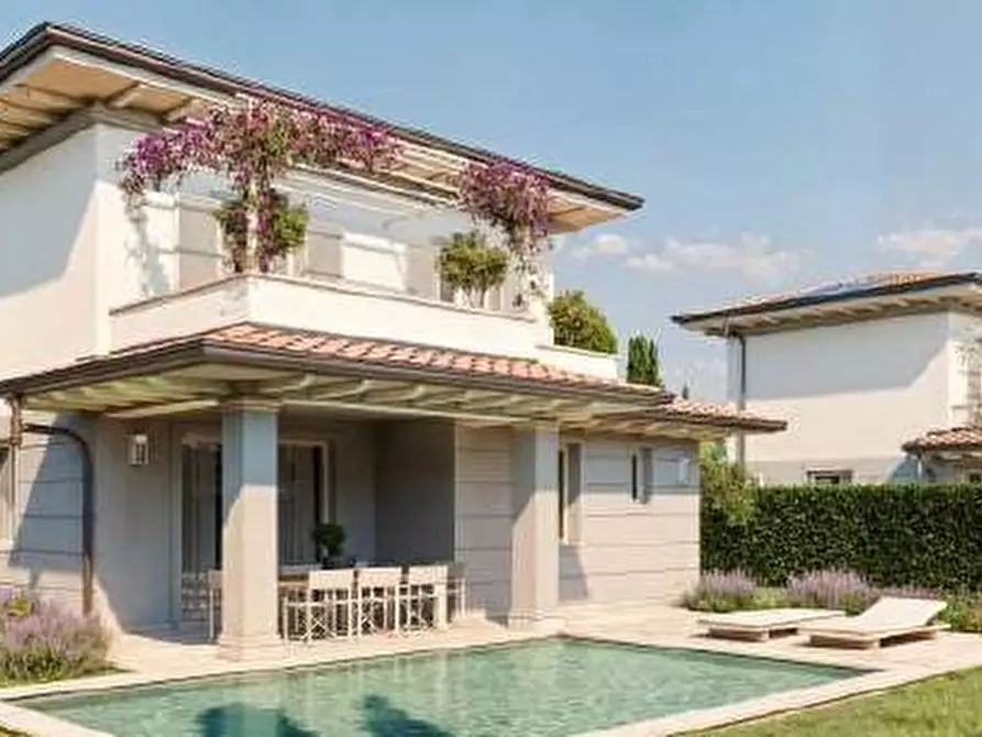 Immagine 2 di Villa in vendita  a Pietrasanta