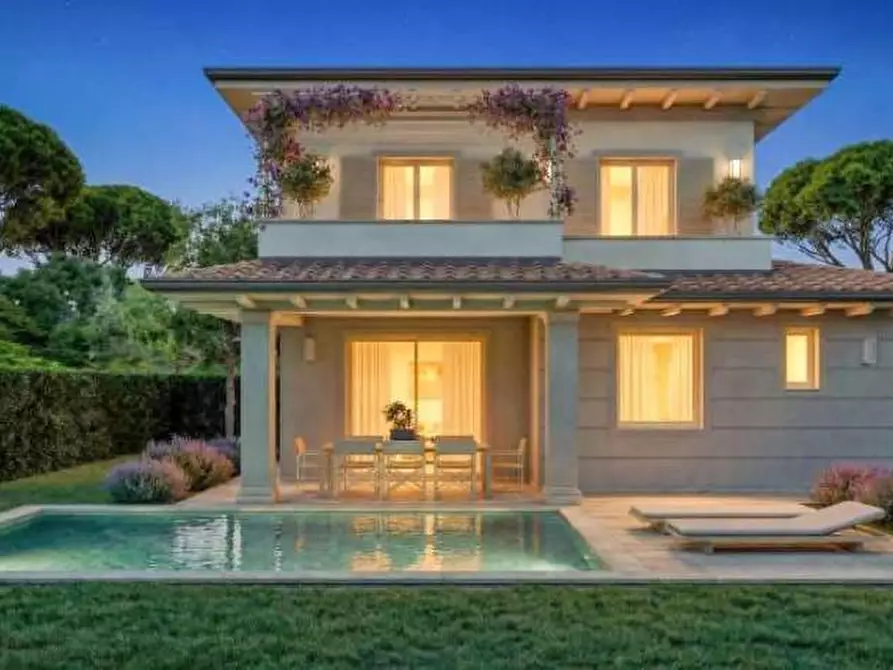 Immagine 5 di Villa in vendita  a Pietrasanta