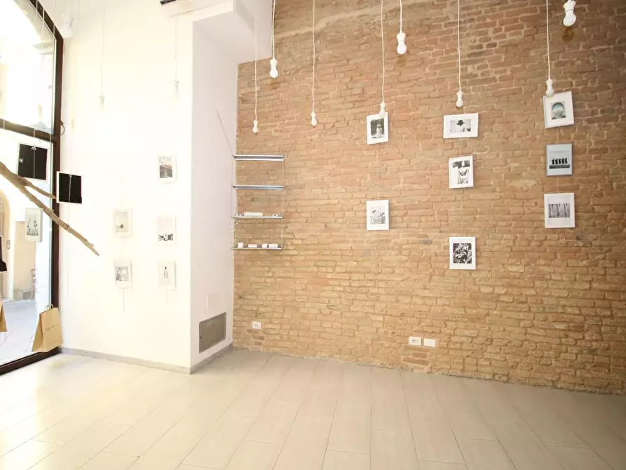 Immagine 1 di Negozio in affitto  a Siena