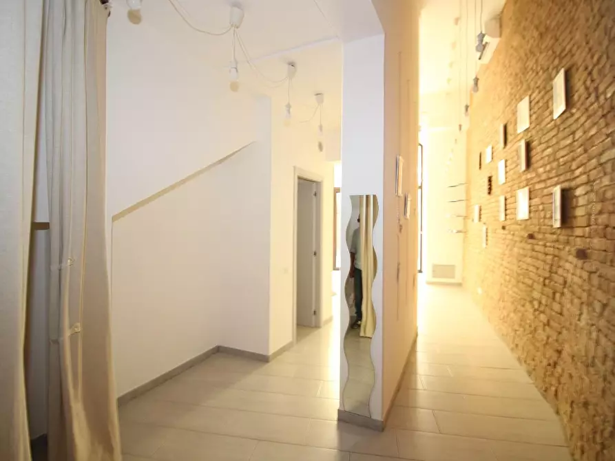 Immagine 12 di Negozio in affitto  a Siena