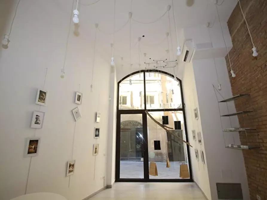 Immagine 5 di Negozio in affitto  a Siena