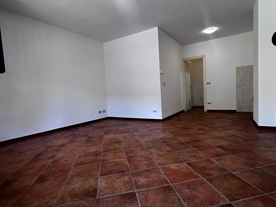 Immagine 8 di Locale commerciale in vendita  a Viareggio