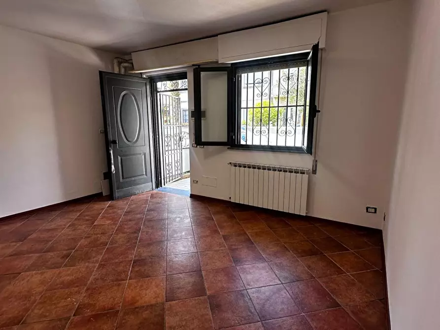 Immagine 4 di Locale commerciale in vendita  a Viareggio