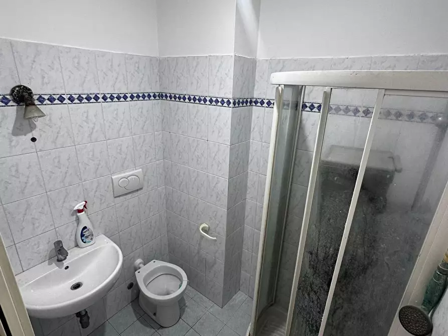 Immagine 9 di Locale commerciale in vendita  a Viareggio