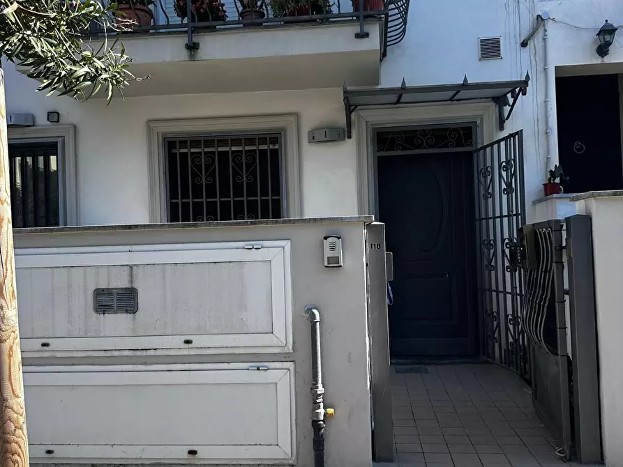 Immagine 1 di Locale commerciale in vendita  a Viareggio