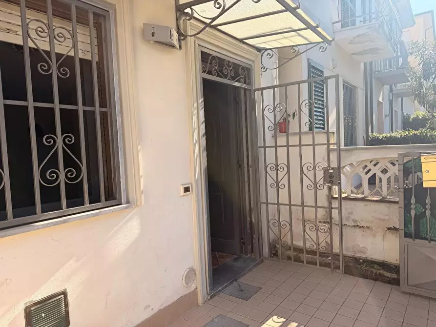 Immagine 2 di Locale commerciale in vendita  a Viareggio