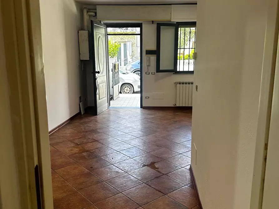 Immagine 5 di Locale commerciale in vendita  a Viareggio