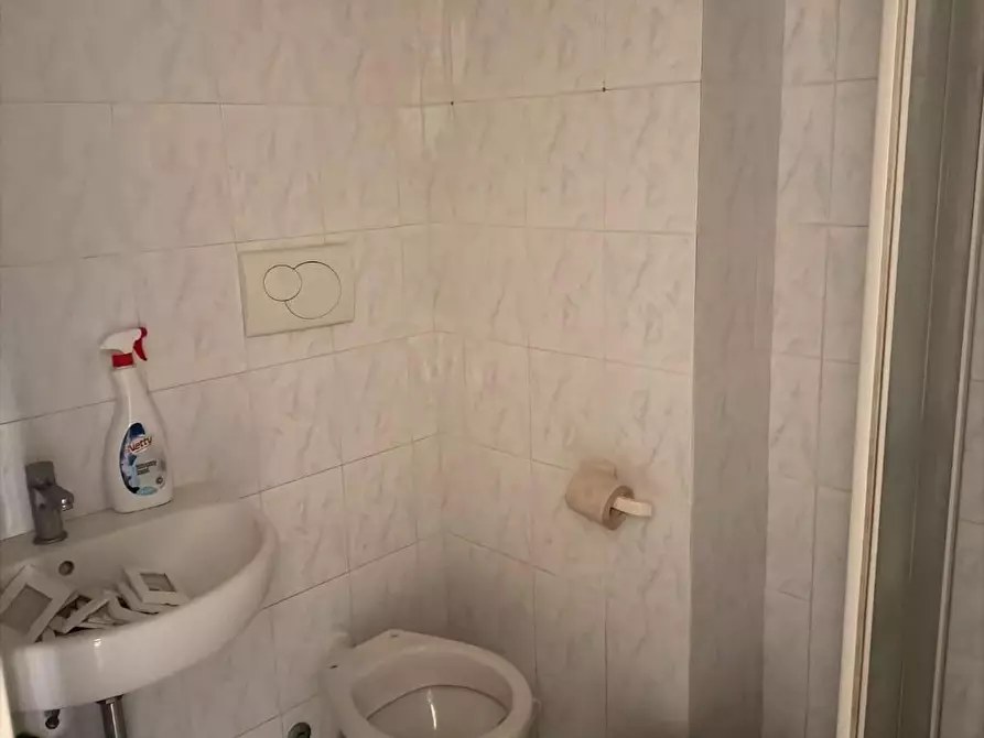 Immagine 3 di Locale commerciale in vendita  a Viareggio