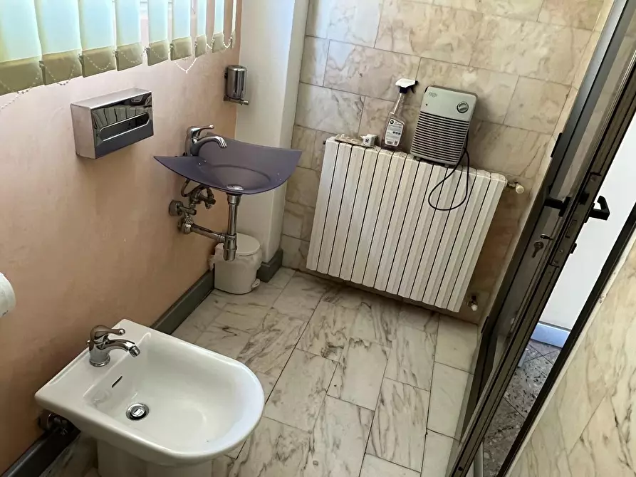 Immagine 26 di Capannone industriale in vendita  a Montignoso