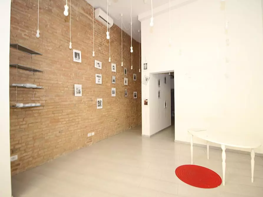 Immagine 1 di Negozio in vendita  a Siena