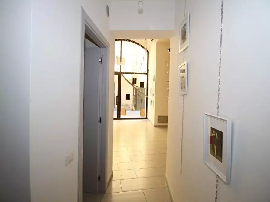 Immagine 3 di Negozio in vendita  a Siena