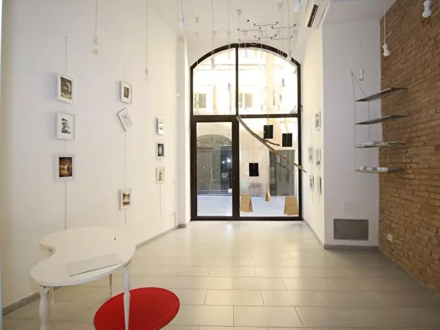 Immagine 11 di Negozio in vendita  a Siena