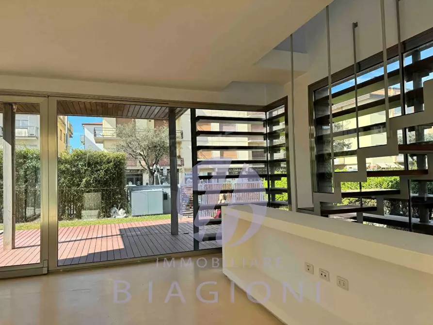 Immagine 21 di Villa in vendita  a Camaiore