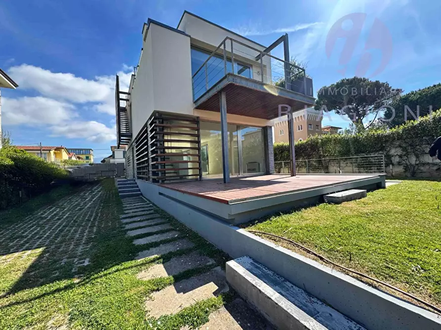Immagine 2 di Villa in vendita  a Camaiore