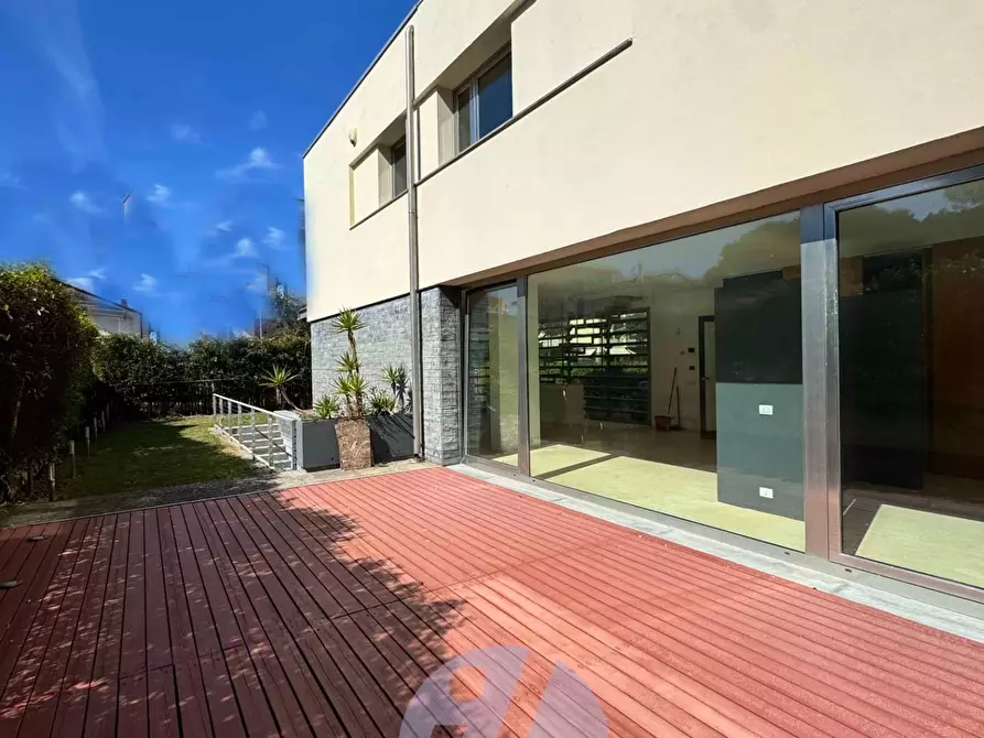 Immagine 8 di Villa in vendita  a Camaiore