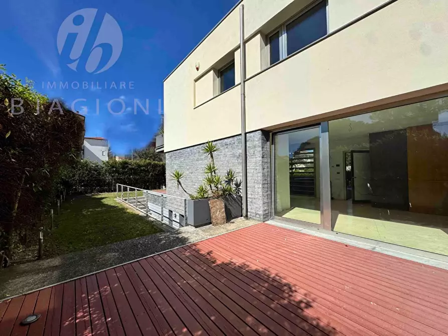 Immagine 11 di Villa in vendita  a Camaiore