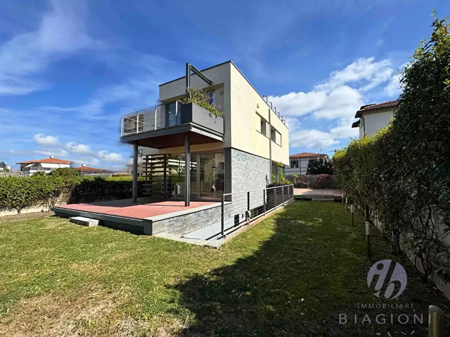 Immagine 3 di Villa in vendita  a Camaiore