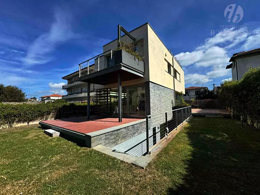 Immagine 6 di Villa in vendita  a Camaiore