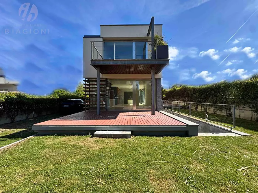 Immagine 4 di Villa in vendita  a Camaiore