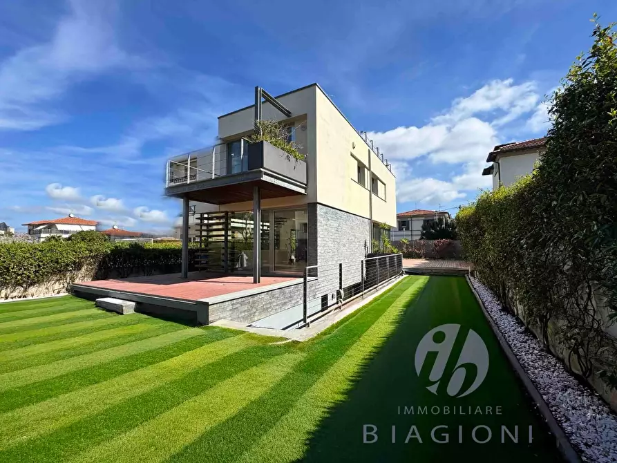 Immagine 1 di Villa in vendita  a Camaiore