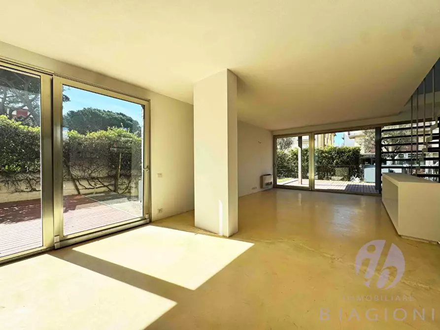 Immagine 22 di Villa in vendita  a Camaiore