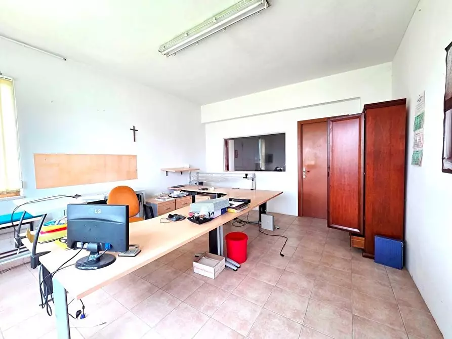 Immagine 22 di Attività artigianale in affitto  a Porcari