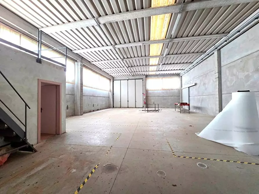 Immagine 8 di Attività artigianale in affitto  a Porcari