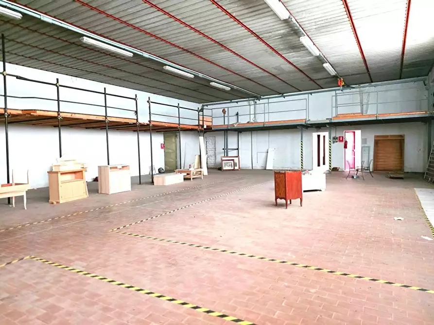 Immagine 18 di Attività artigianale in affitto  a Porcari