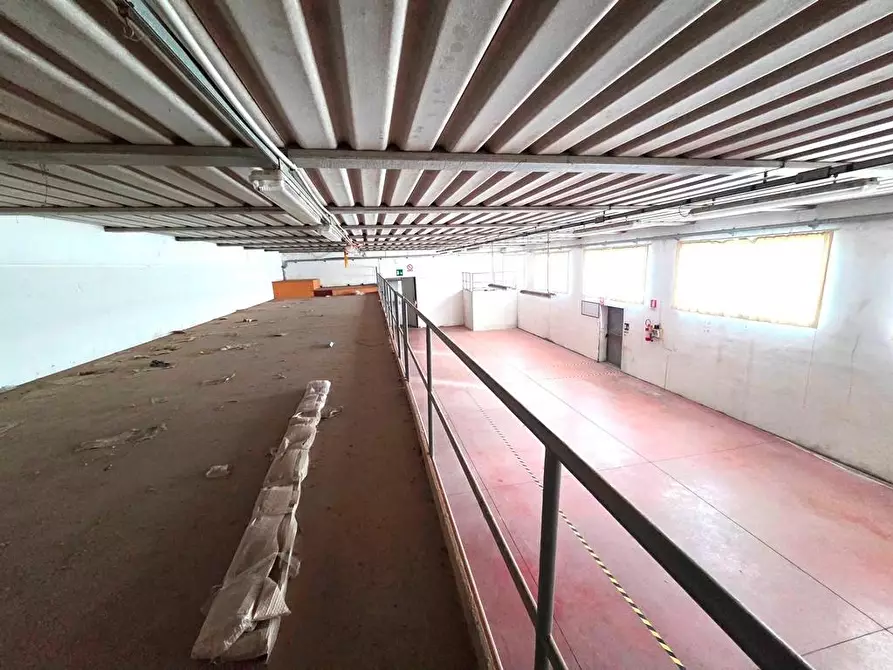 Immagine 17 di Attività artigianale in affitto  a Porcari