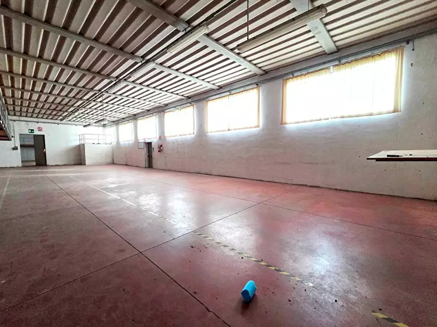 Immagine 14 di Attività artigianale in affitto  a Porcari